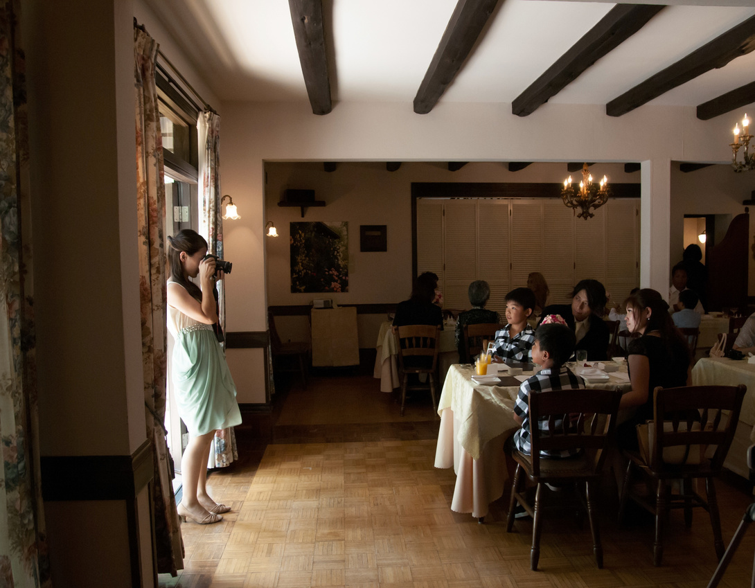 西日の当たるドレス