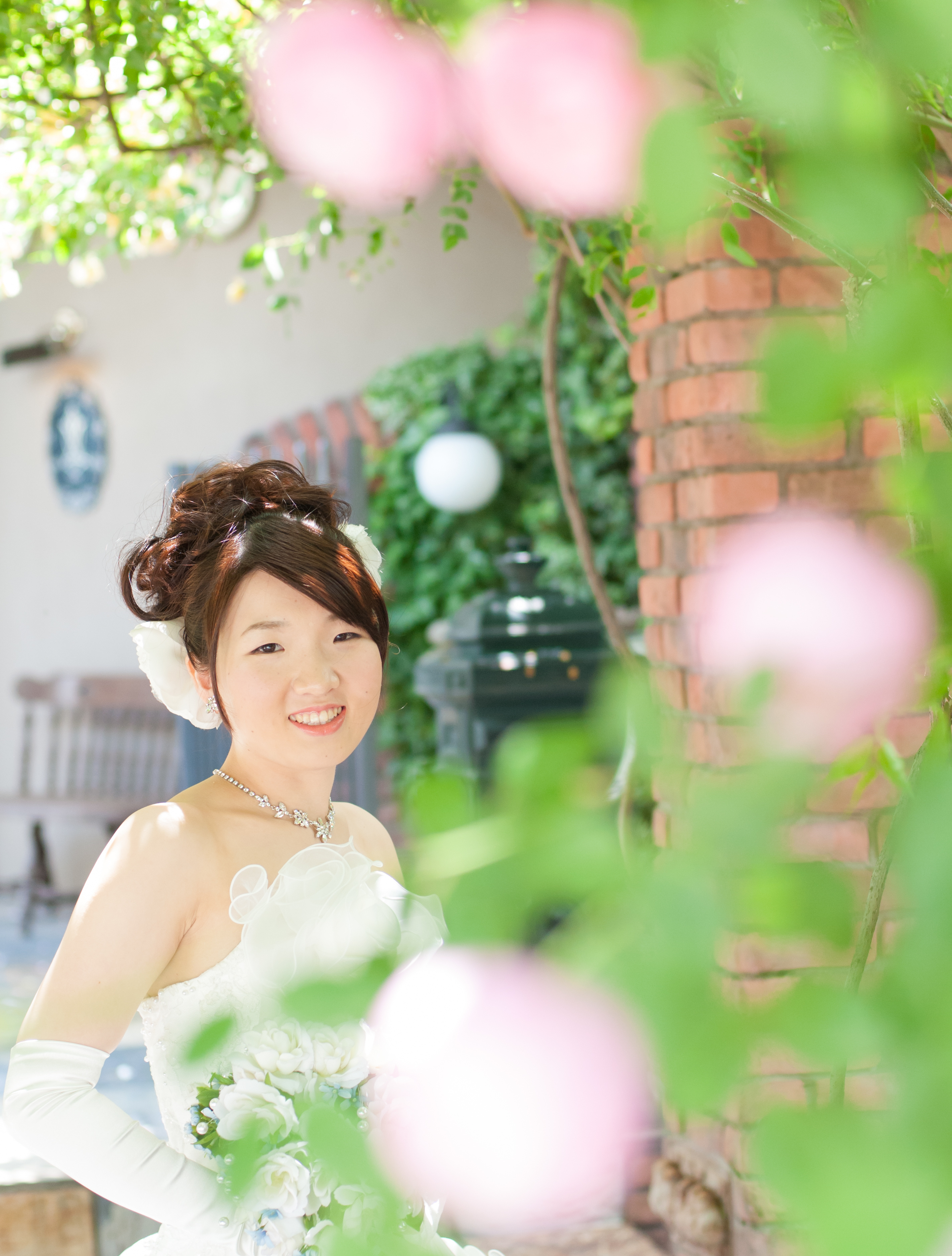 公園のベンチで座るカップル