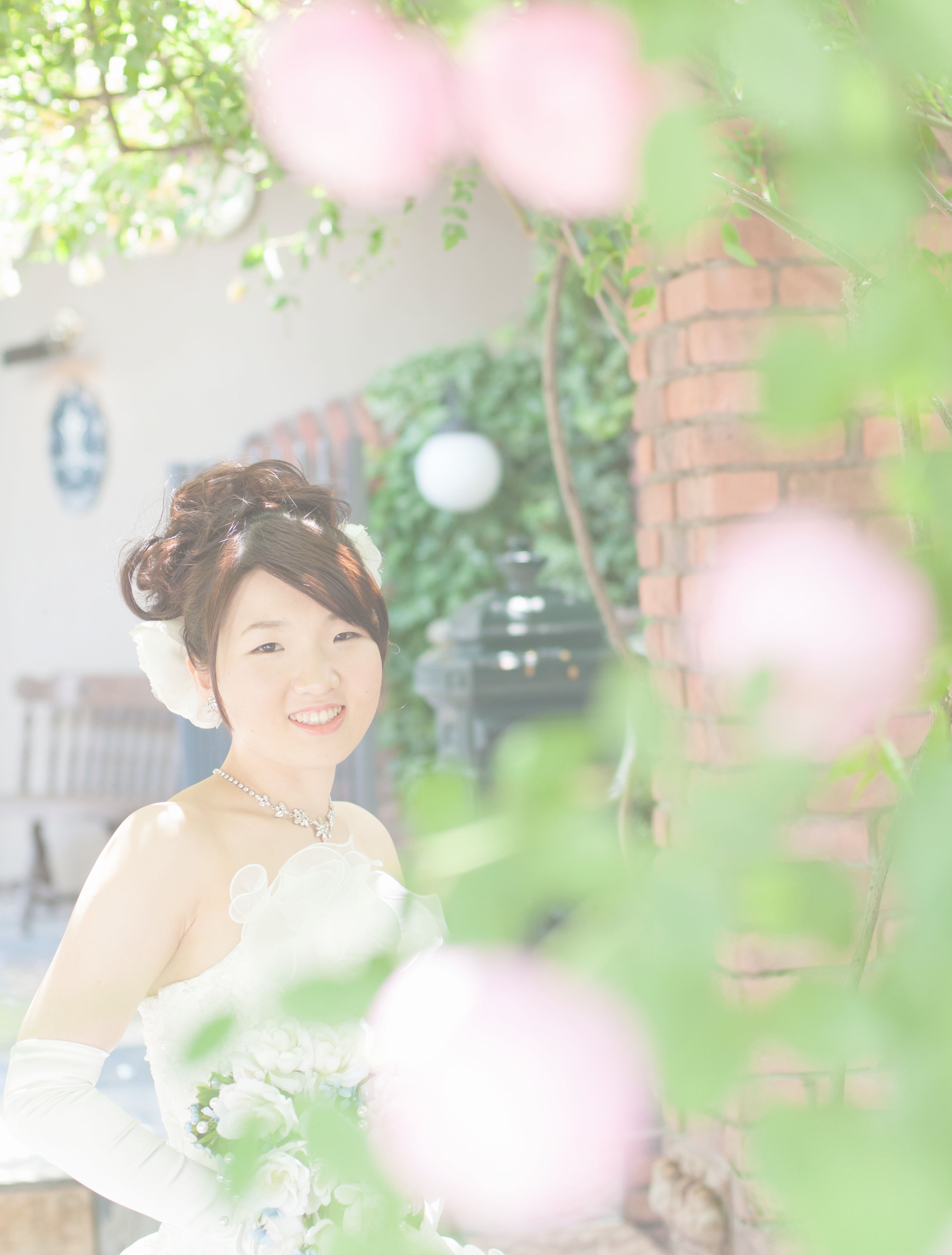 公園のベンチで座るカップル