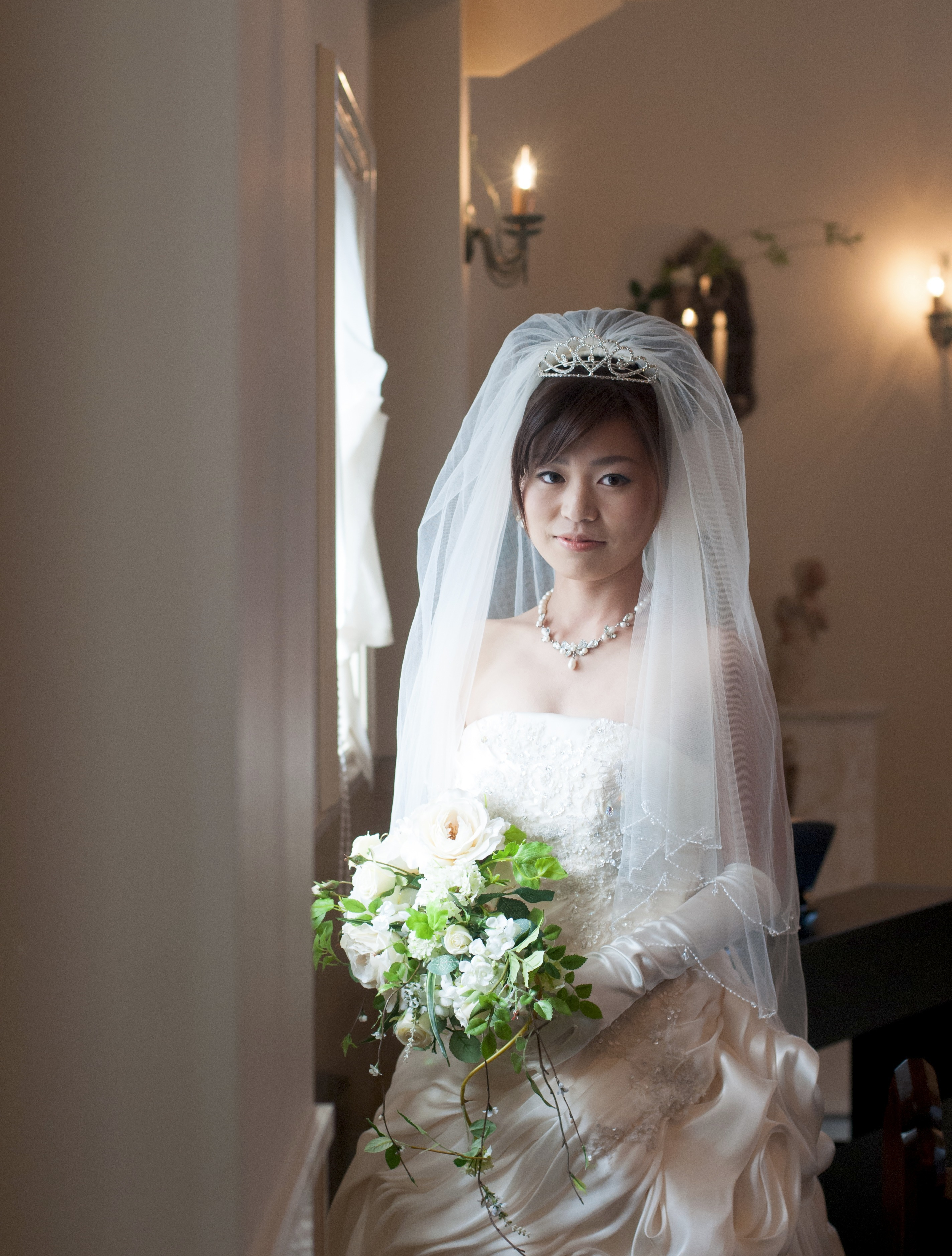 家の前で手を振る花嫁