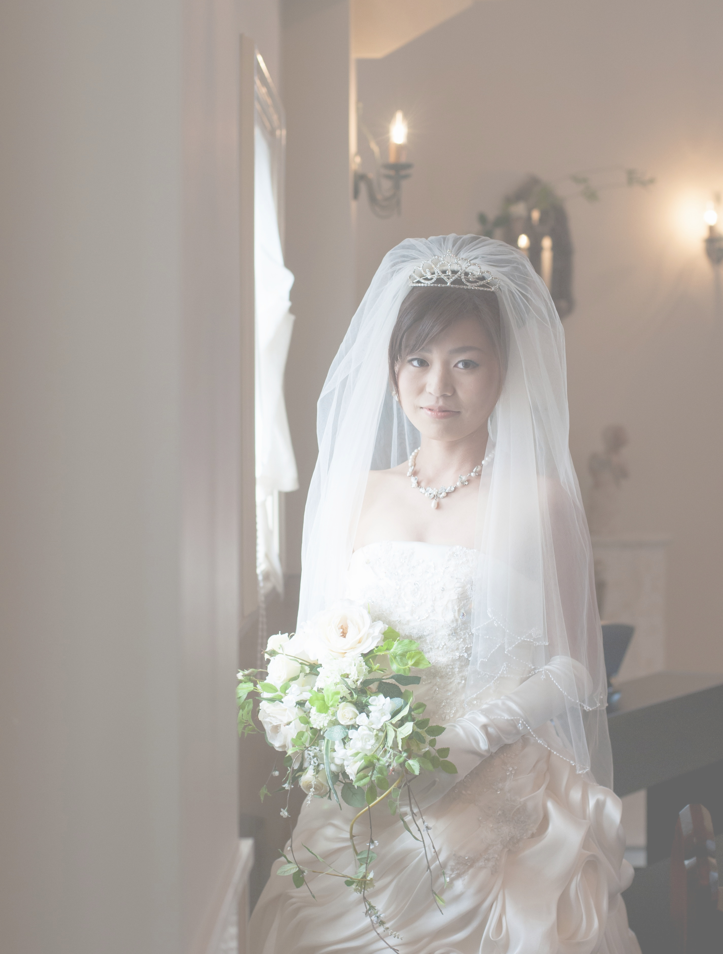 家の前で手を振る花嫁